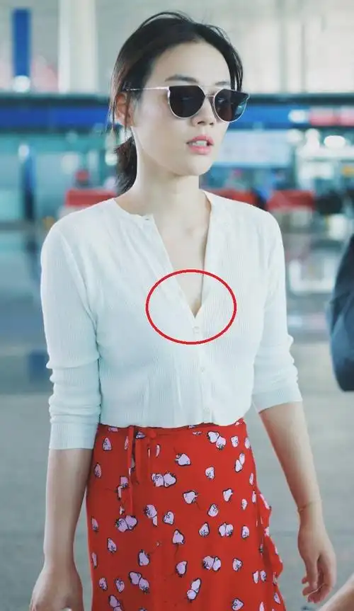 马思纯"学坏"了!衬衫有纽扣却不全系上,网友:这样穿性感!