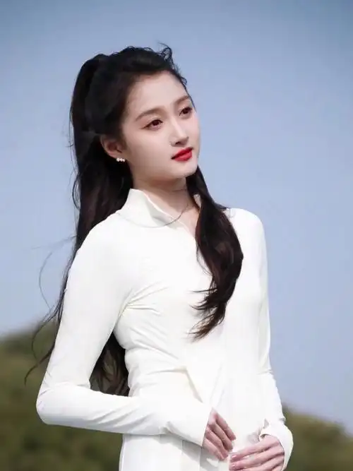 长腿美女关晓彤,青春气息好可爱,活力满满好迷人!