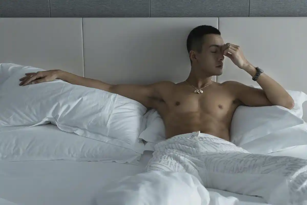 【陈伟霆腹肌】 #陈伟霆# 微博更新:周末福利时间.