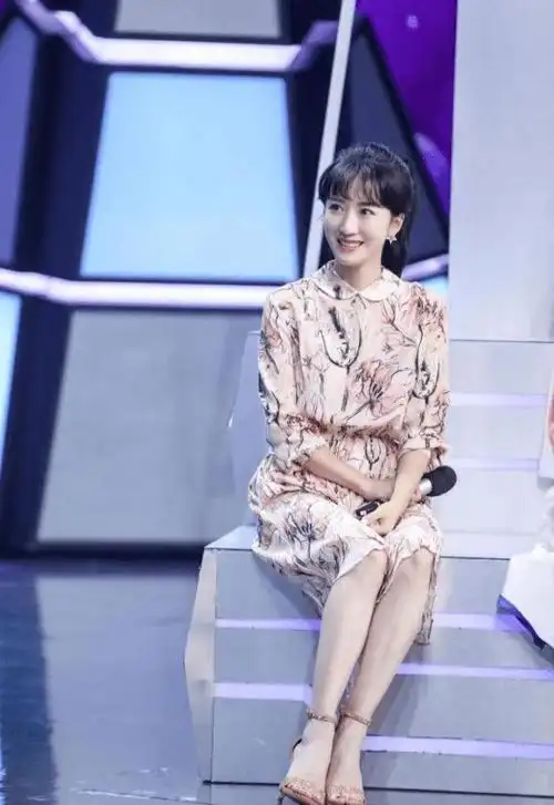 李念游艇上庆生嫁富豪后被阔太环绕众人打扮清凉似选美现场