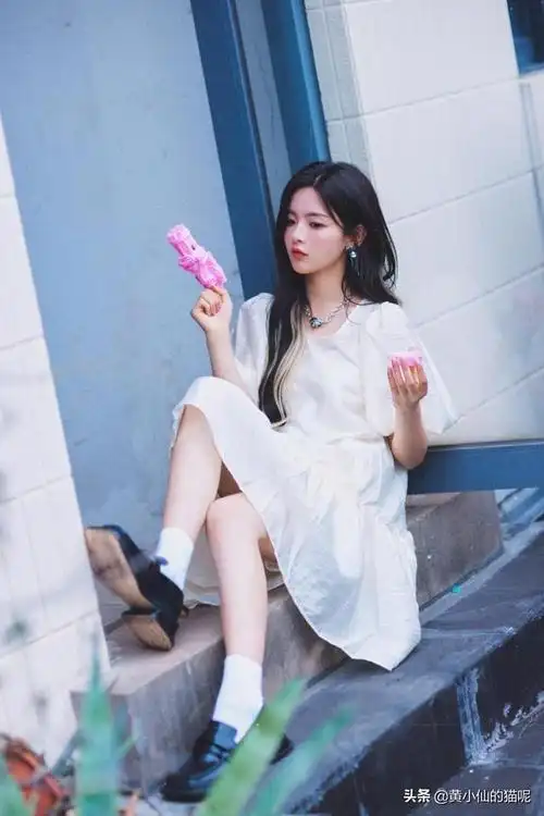 被杨超越最新写真美到了穿水手制服配白丝袜清纯感满满