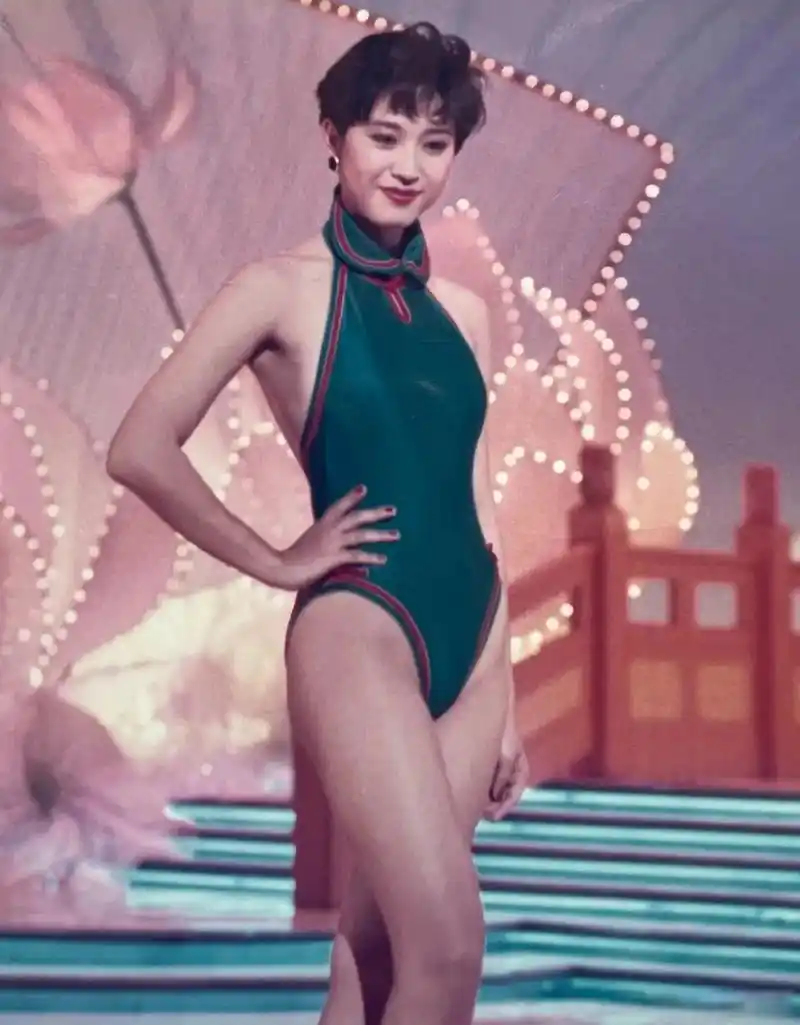 1990年,陈法蓉参加国际华裔小姐比赛的照片.