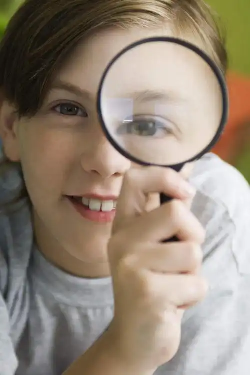 西方人,儿童,脸,头,眼睛,脸颊,一个人,竖图,室内,特写,白天,正面,纯洁