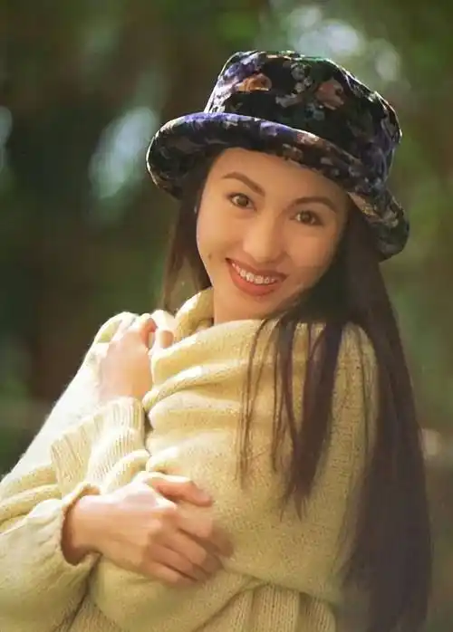 早在黎姿14岁的时候,她就因为出众的颜值被歌神许冠杰所吸引.