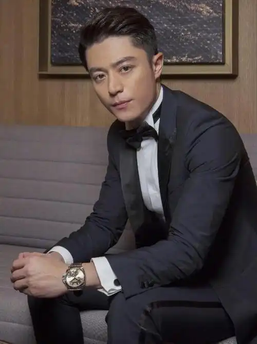霍建华是一位备受关注的演员,其多才多艺的表演和迷人的外表深受广大