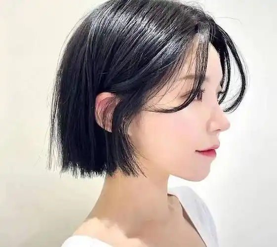 直短发的意思就是发型更强调线条感,前面介绍的初恋头和波波头发尾都