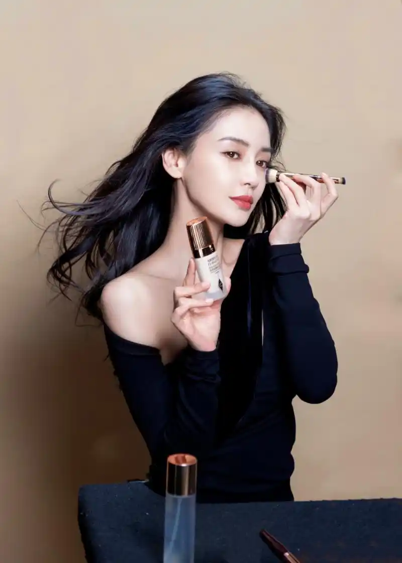 angelababy ·@angelababy剪影比心 星妆耀眼,气场全开,镜头前演绎