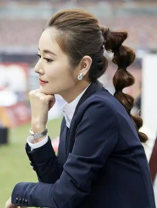 林心如又换新发型,烫大卷发配眼镜文艺范十足,牛仔搭t恤好随性_造型