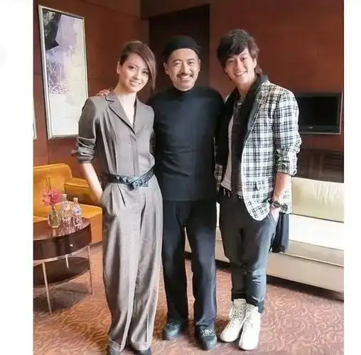 右边是何润东中间的是周润发左边的美女是谁