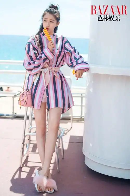 关晓彤戛纳海边大片曝光 大长腿抢镜