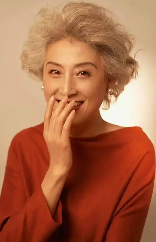 被66岁奶奶惊艳了:不穿"老年装",不染白发,老得优雅不做作