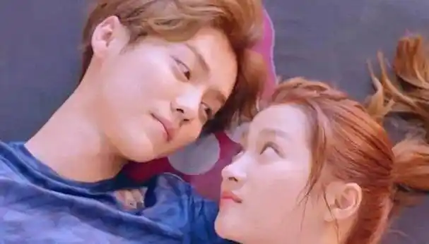 关晓彤鹿晗戴情侣帽秀恩爱,两人同框身高成亮点,她比鹿晗高半头_问题