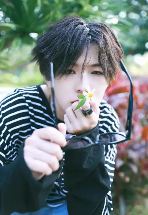 李希侃晒时尚大片,格子衫乞丐裤蓬松头发黑墨镜,真是酷guy一枚