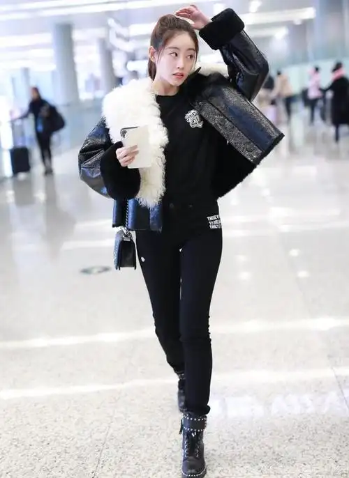 原创祝绪丹一身朋克风走机场,比例匀称似有九头身,一点不输老板杨幂