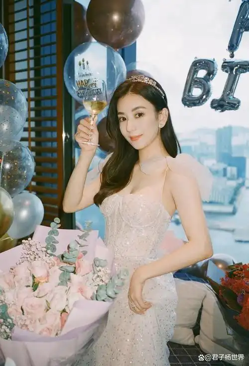 "天王嫂"方媛晒35岁生日照,穿抹胸白色长裙,高贵而性感