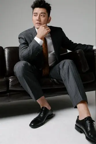 今日(8月8日),钱枫在微博晒出一组肌肉写真,大秀健身成果,型男范儿