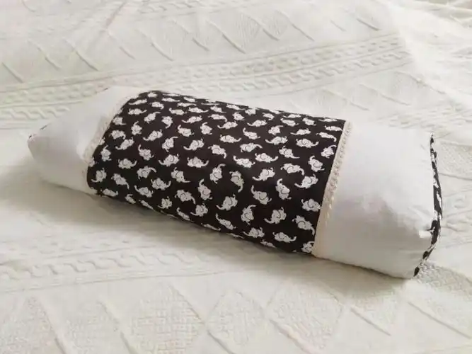 外形是一个形状规矩的长方体枕头,填充物是竹炭pe管.