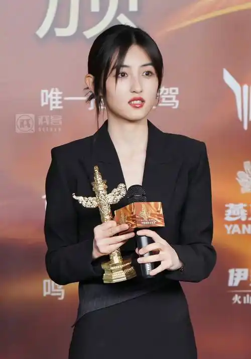 张子枫焉栩嘉疑分手,男方粉丝内涵"高攀不起"_合作_电影_妹妹