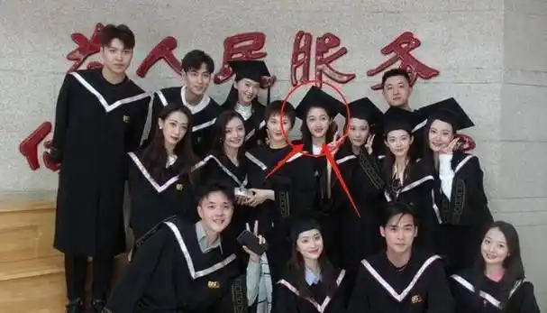 原创关晓彤回校拍毕业照生图暴露了23岁的真实状态这皮肤我看愣了