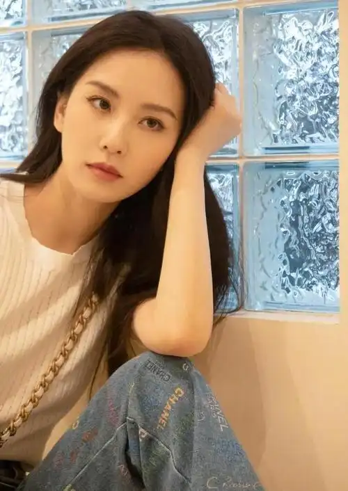 刘诗诗慵懒悠然风生活照,穿搭时髦气质优雅!__财经头条