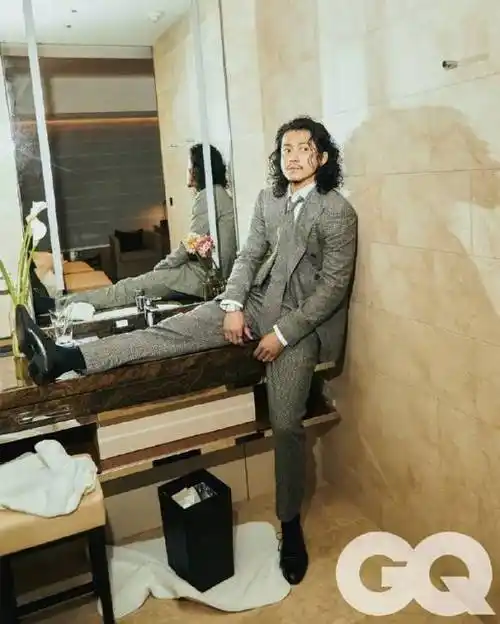 39岁日本男星小栗旬近日拍摄杂志写真,小栗旬身穿西装,留着一头卷发.