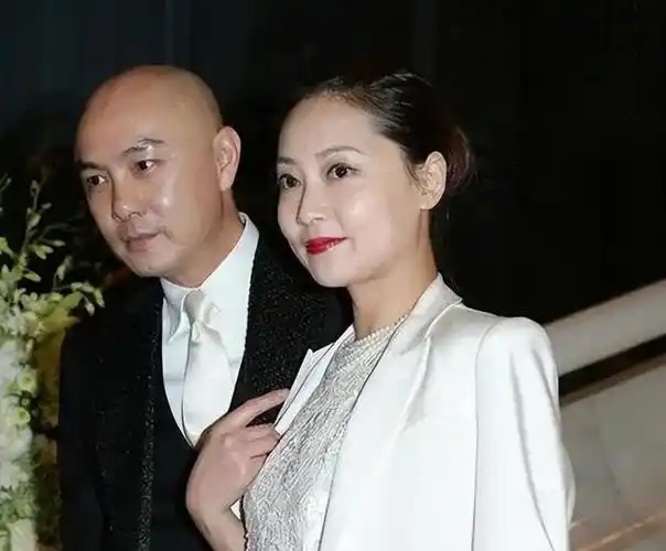 演员张卫健和妻子相爱27年至今无子宠妻如此的他现在怎样了