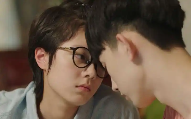 少年派:林妙妙看着钱三一发呆,三一当场一个动作,妙妙立马惊醒