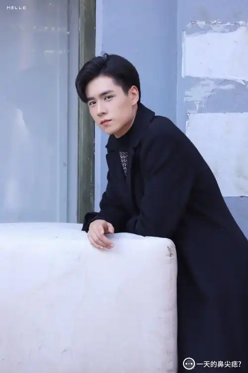 胡一天美图黑色风衣完美侧颜杀