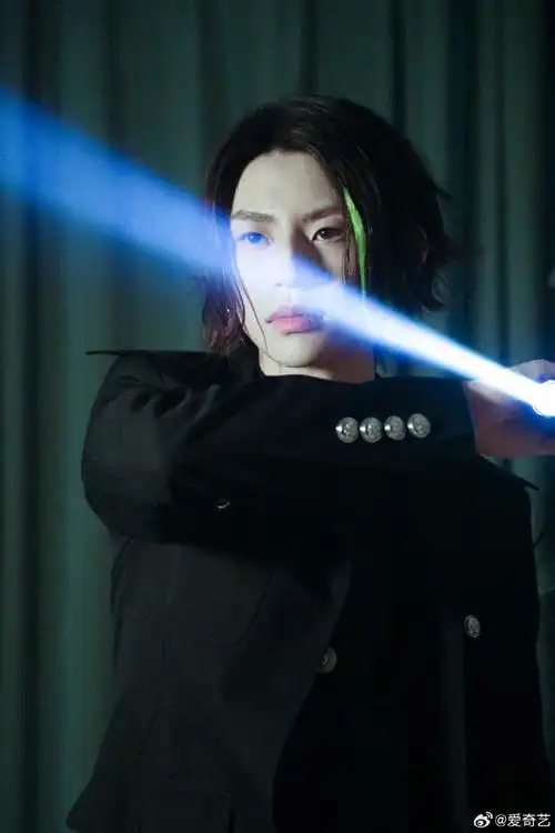 小鬼成都演唱会森系氛围感写真##小鬼演唱会预热暗黑风衣造型