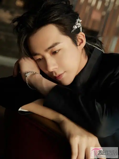 刘宇宁纯墨造型 潇洒帅气展现古风气韵_发型站_最新流行发型设计发型