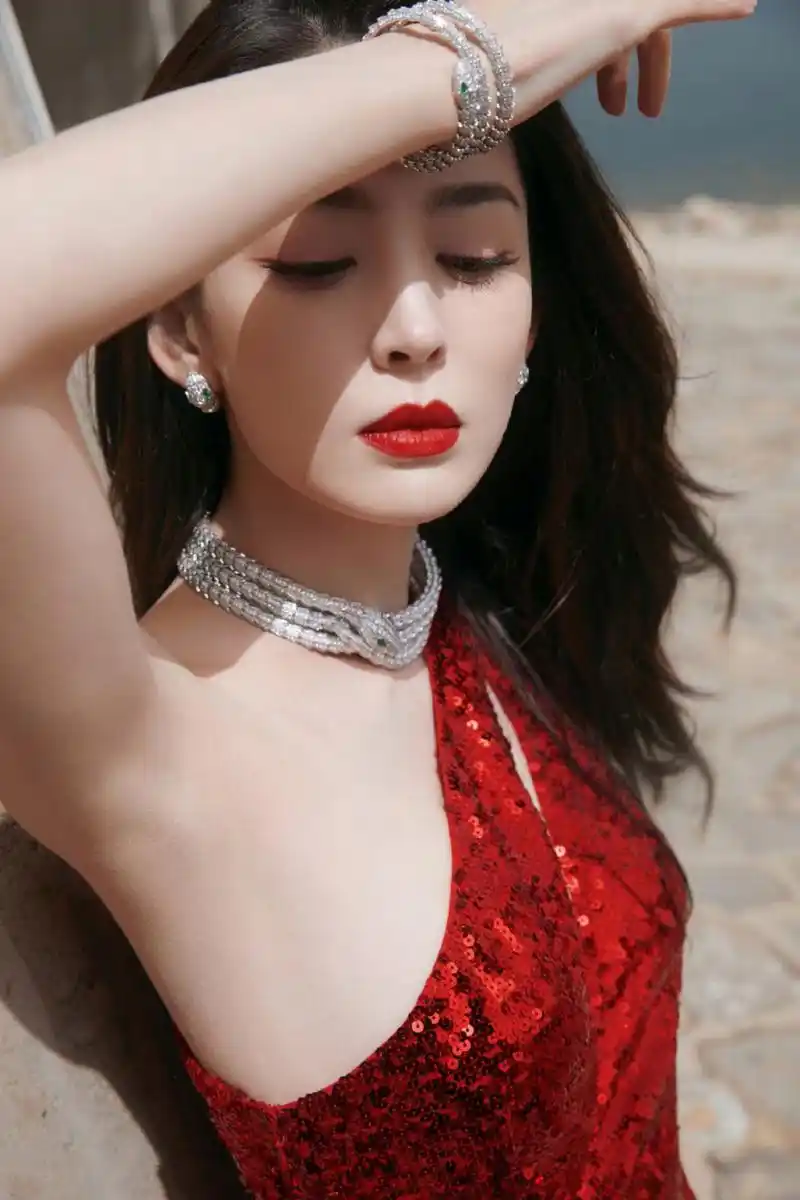 古力娜扎# 肤白貌美,身材曼妙,性感妖娆,风情万种,光鲜亮丽,婀娜蹲怂