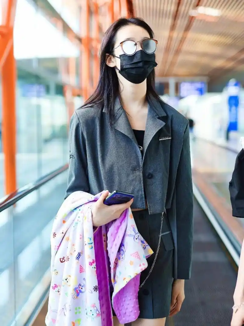 张艺凡机场私服,身材条件太好了  我一直都很关注张艺凡的机场穿搭