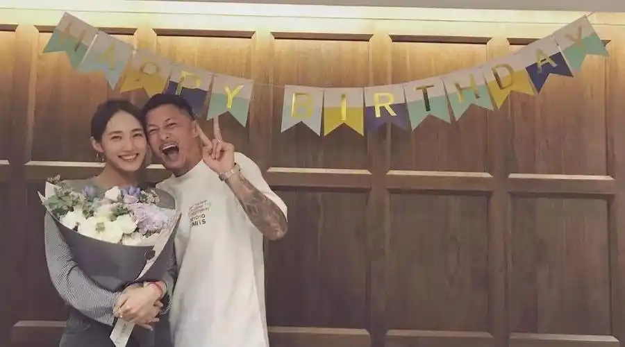 38岁余文乐办party为儿子庆1周岁生日儿子正面照曝光