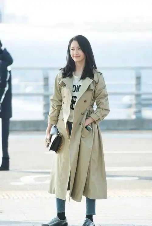 韩国女星穿风衣现身穿上风衣整体造型甜美可爱这颜值真是厉害