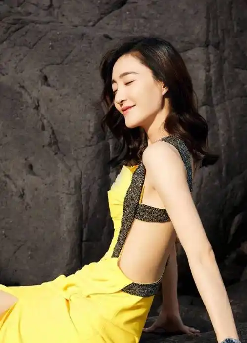 王丽坤近照曝光,露背长裙大秀身材,"素颜女神"也有时尚一面_印象_感情