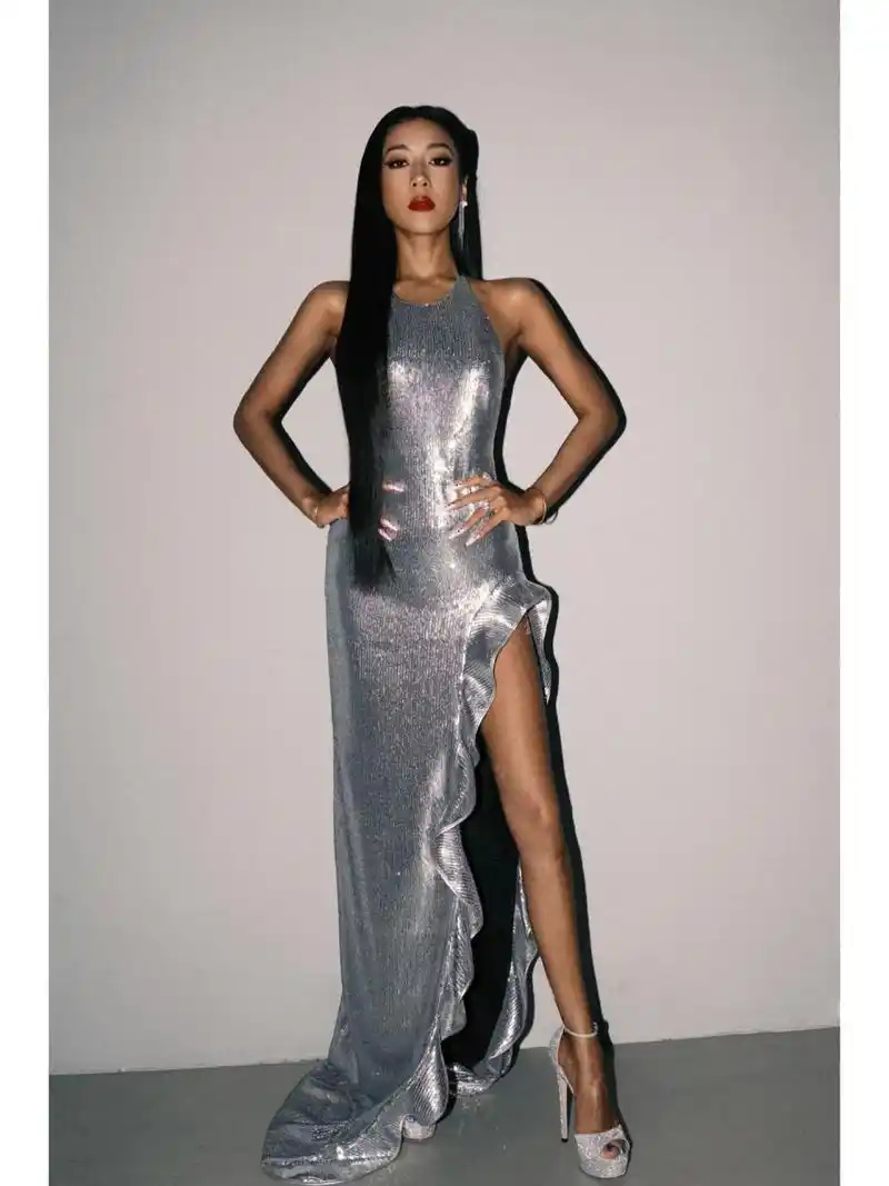 jimmychoo&吉克隽逸 吉克隽逸 穿着max银色闪粉水台高跟鞋录制综艺