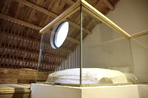 反射在玻璃上的圆窗是假三层上的主要采光点