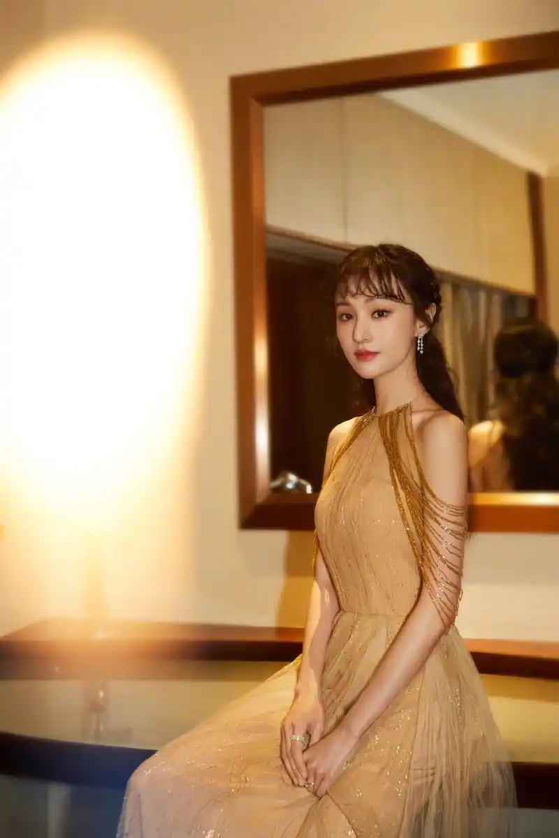 郑爽轻盈纱裙优雅写真图片