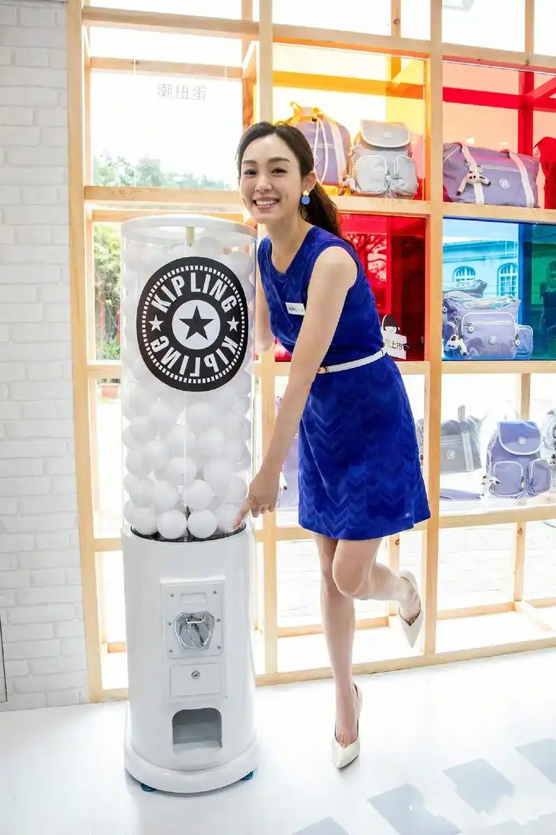 原创范玮琪对牛仔裤真宠溺!搭t恤配衬衣超少女,减龄穿衣学她准没错