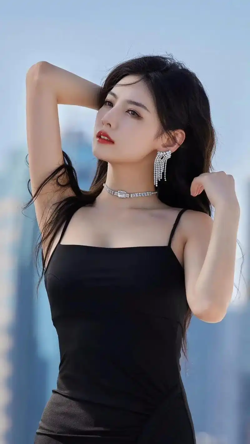 赵粤,穿黑色吊带内衣衬托的性感迷人