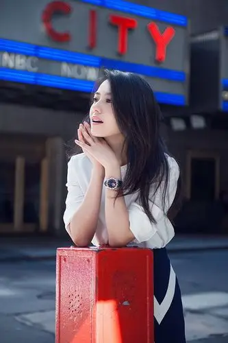 飞亚达携手高圆圆街拍演绎经典纽约风