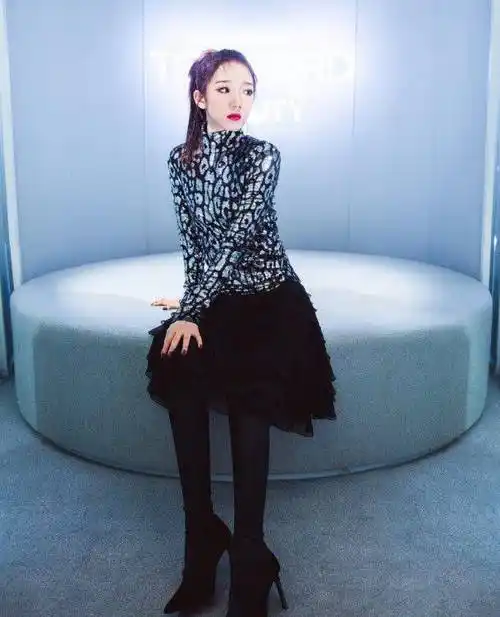 原创孟美岐终于出现了笑容甜到心里去了穿的好像小企鹅