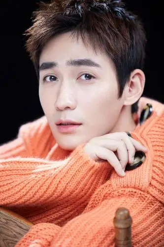 朱一龙橘色系写真 眼神杀尽显潮男魅力