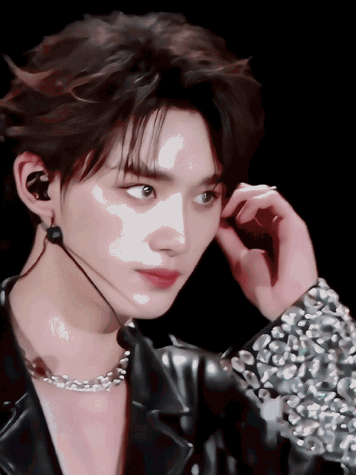 丁程鑫超话#你好星期六你是来看谁的#介绍一下我老公大人主舞 门面