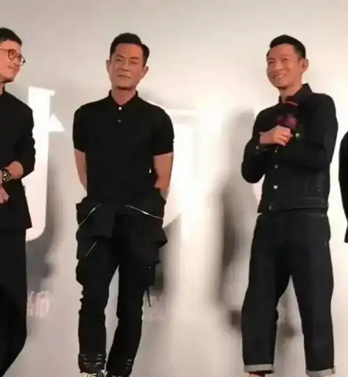 古天乐故意屈腿弯腰,怕站直了刘德华没面子,看得出他很敬重华仔