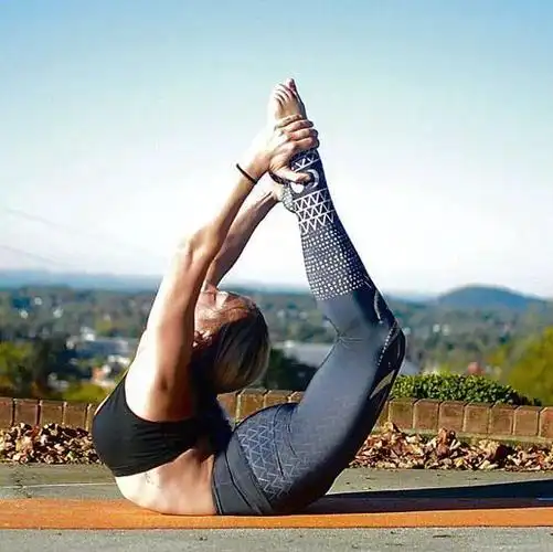 瑜伽劈腿动作,想要get瑜伽劈叉,这8个动作要常练 - 冷求网