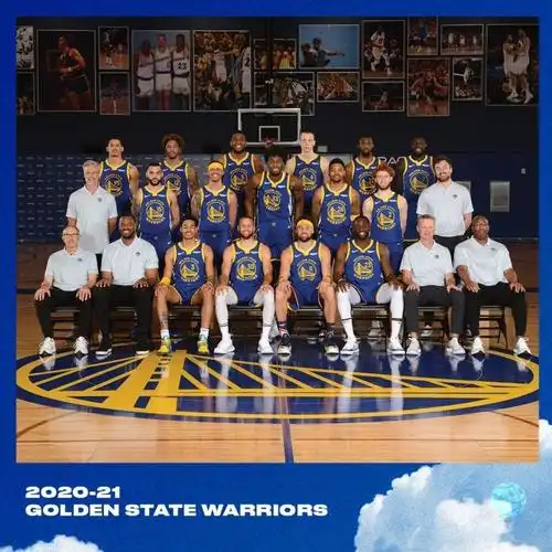 勇士官方晒出全家福怀斯曼占据c位