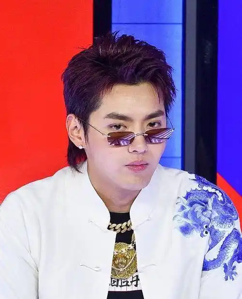 靠能迷死女孩的颜值圈粉无数,据说只要有吴亦凡出现的地方就会有无数