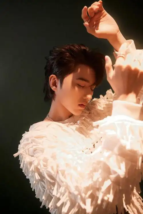 蔡徐坤新歌hugme巨幕舞台甜蜜梦幻