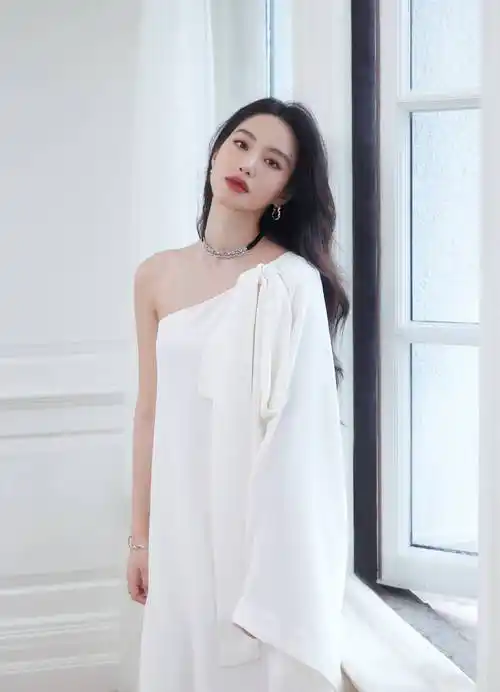 杨采钰穿着露肩白色长裙,完美展现了她的身材曲线.